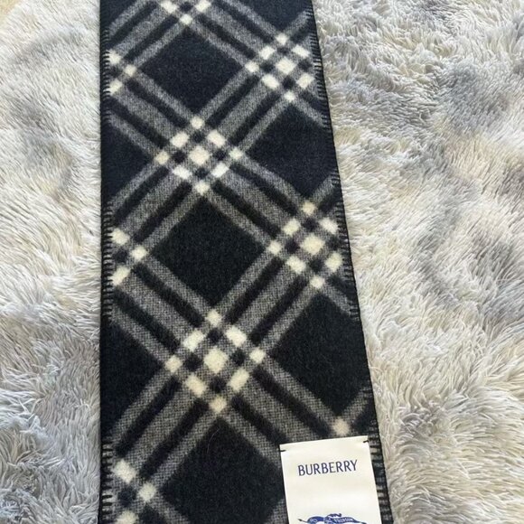 ⭐️Women's Burberry scarf🧣 - Picture 3 of 5
